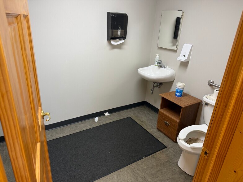 More Photos Of 444 S Meridian St, Ravenna Medical For Lease