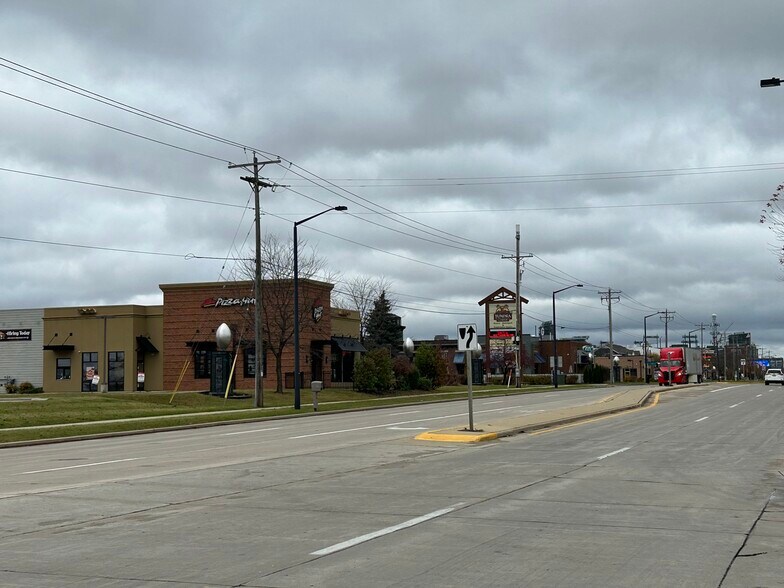 More Photos Of 859 Lombardi Ave, Green Bay Restaurant For Sale