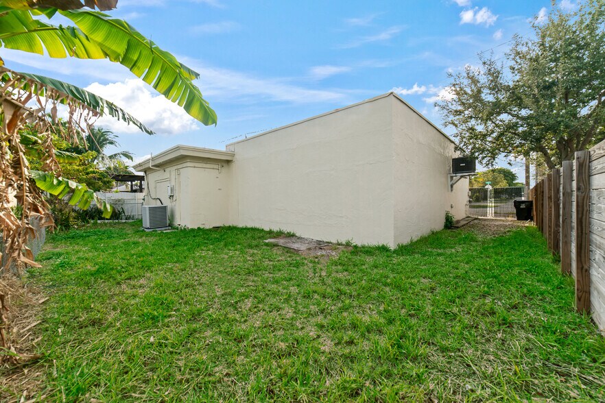 More Photos Of 913 SW 8th Ave, Hallandale Beach Warehouse For Lease