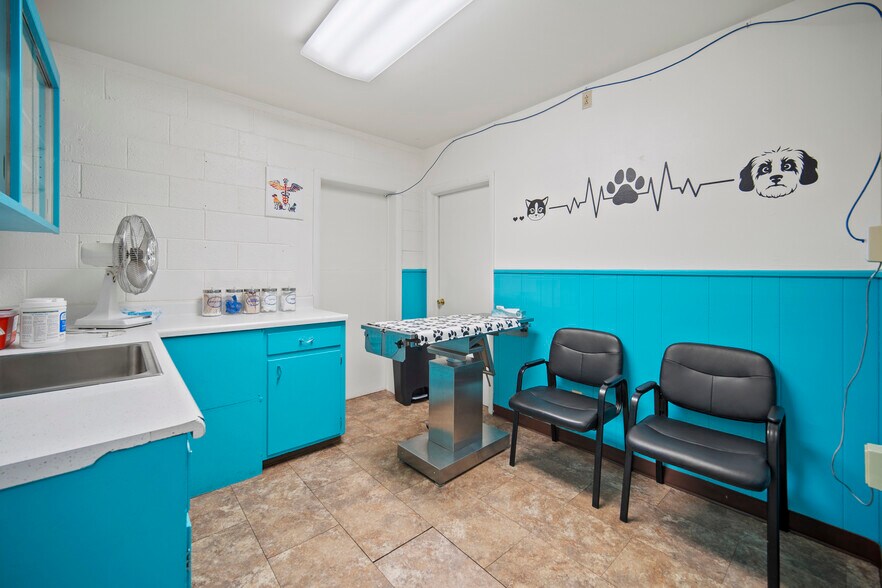 More Photos Of 5280 Edison Ave, Colorado Springs Veterinarian Kennel For Sale
