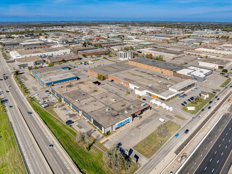 More Photos Of 2789-2855 Boul Le Corbusier, Laval Warehouse For Lease