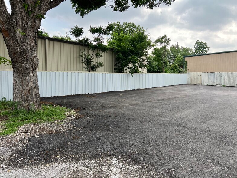 More Photos Of 11506 Newberry St, Dallas Flex For Lease