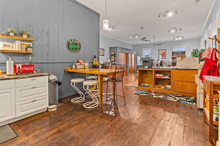 More Photos Of 1550 Lewis Center Rd, Lewis Center Freestanding For Sale