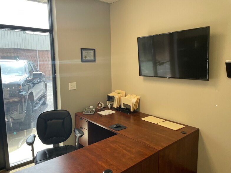 More Photos Of 4912 Alpinis Dr, Raleigh Flex For Lease