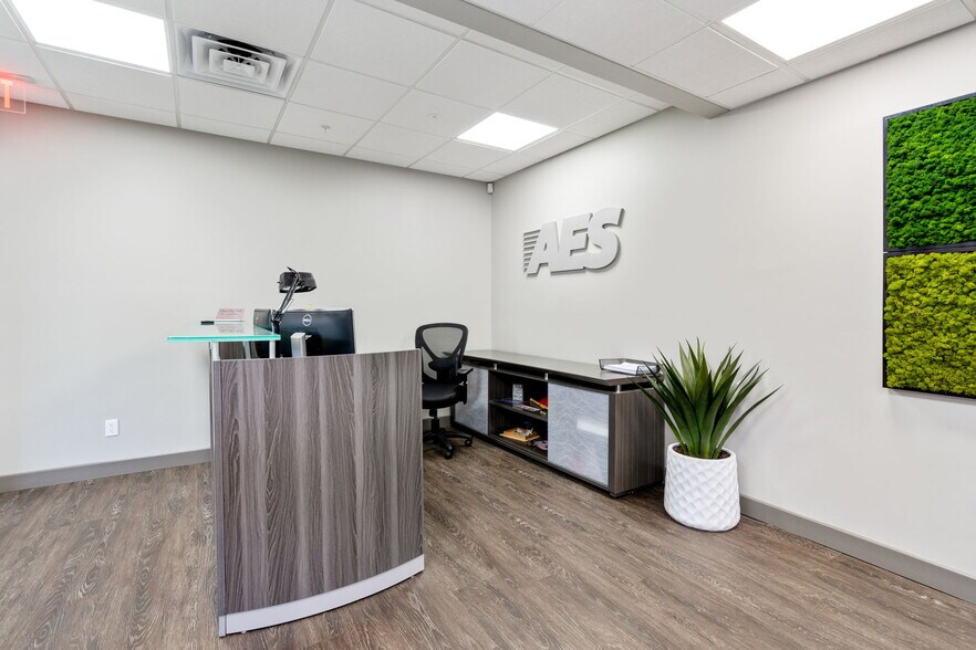 More Photos Of 3312 Gilmore Industrial Blvd, Louisville Warehouse For Lease