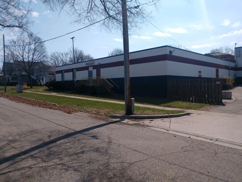 More Photos Of 520 W 3rd St, Flint Service For Sale