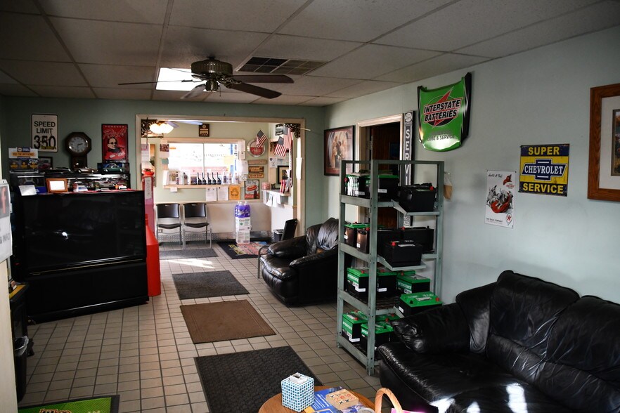 More Photos Of 722 Cottage St, Shorewood Auto Repair For Sale