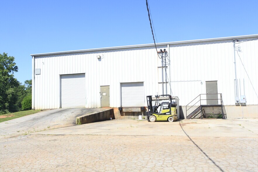 More Photos Of 101 Camp Creek Industrial Pky, Cornelia Flex For Lease