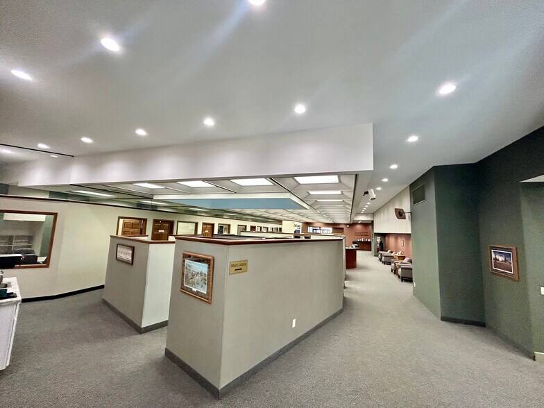More Photos Of 302 5th St SW, Willmar Office For Sale