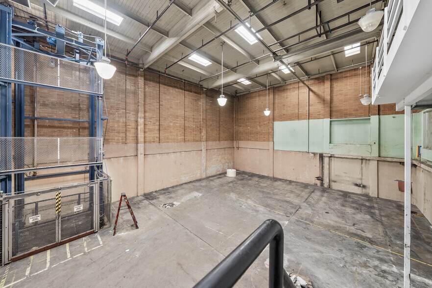 More Photos Of 33 N Fir St, Medford Industrial For Sale