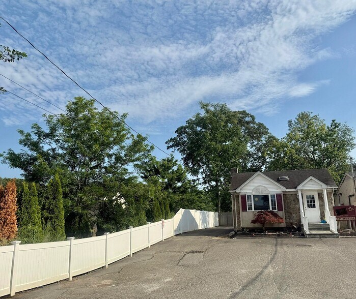 More Photos Of 774 Townline Rd, Hauppauge Flex For Sale