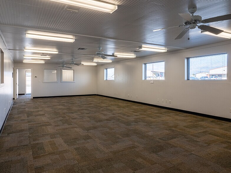 More Photos Of 108 McNutt Rd, Hutto Warehouse For Lease