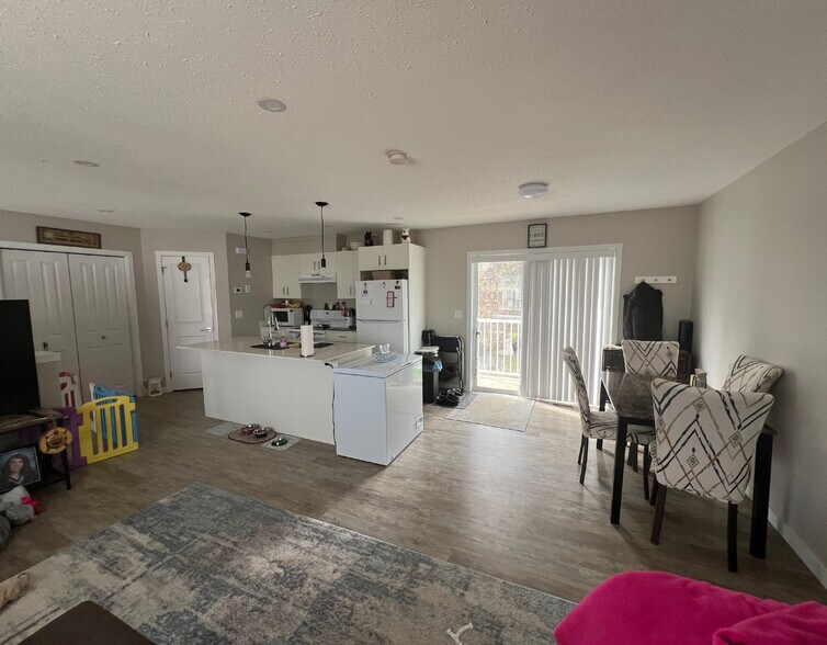 More Photos Of 5014 53 St, Camrose Apartments For Sale