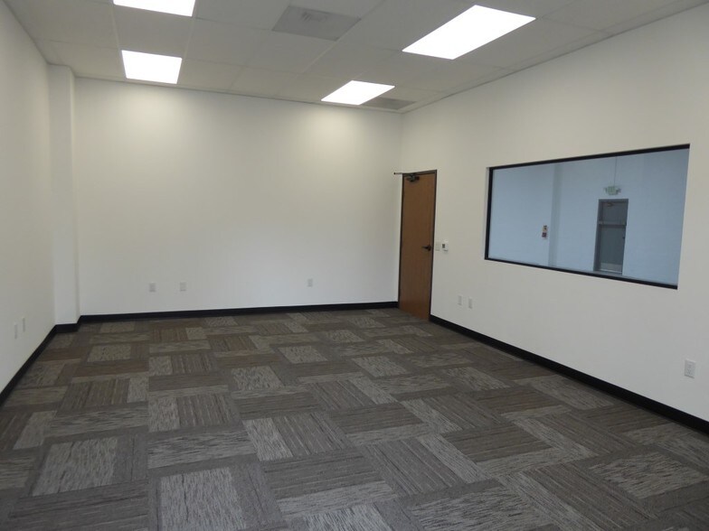 More Photos Of 632 Thompson Ave, Glendale Warehouse For Lease