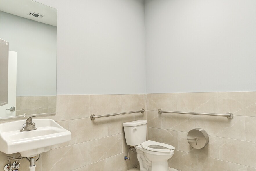 More Photos Of 9007 CR 6820, Lubbock Warehouse For Lease