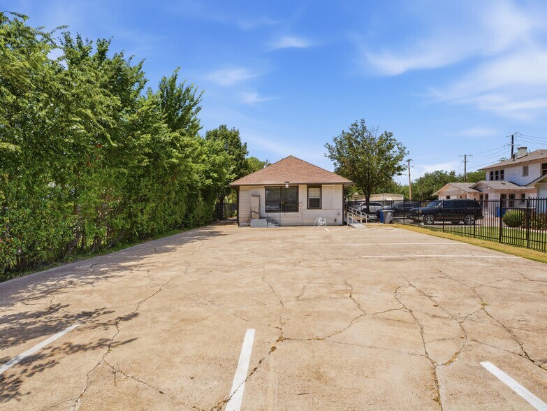 More Photos Of 210 W Pembroke Ave, Dallas Storefront Retail Office For Lease