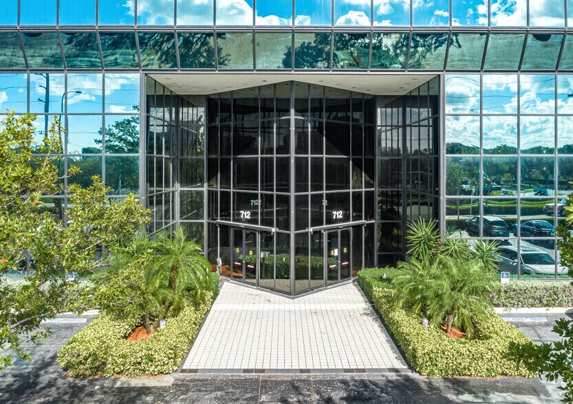 More Photos Of 712 US Highway 1, North Palm Beach Office For Sale
