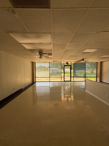 More Photos Of 716 W Plantation Dr, Clute Storefront Retail Office For Lease