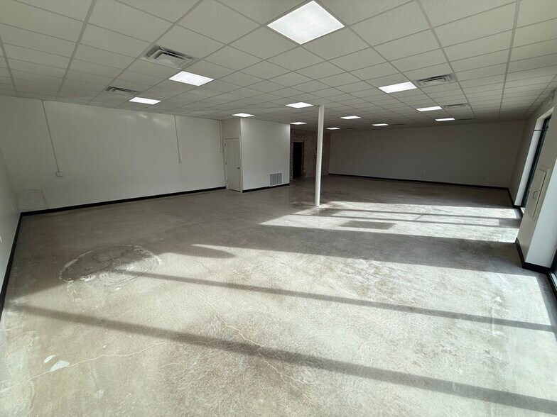 More Photos Of 117 N Shields Ln, Bixby Storefront Retail Office For Lease