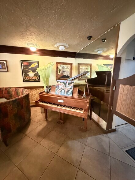 More Photos Of 1902 Harrison St, Hollywood Restaurant For Lease