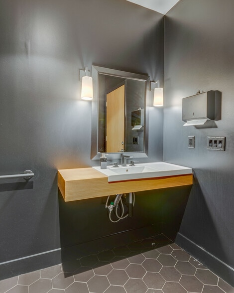 More Photos Of 407 Humphreys St, Nashville Office For Lease