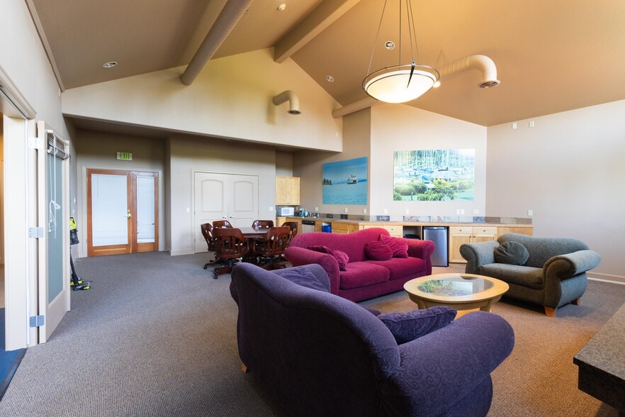 More Photos Of 360 Knechtel Way NE, Bainbridge Island Apartments For Sale