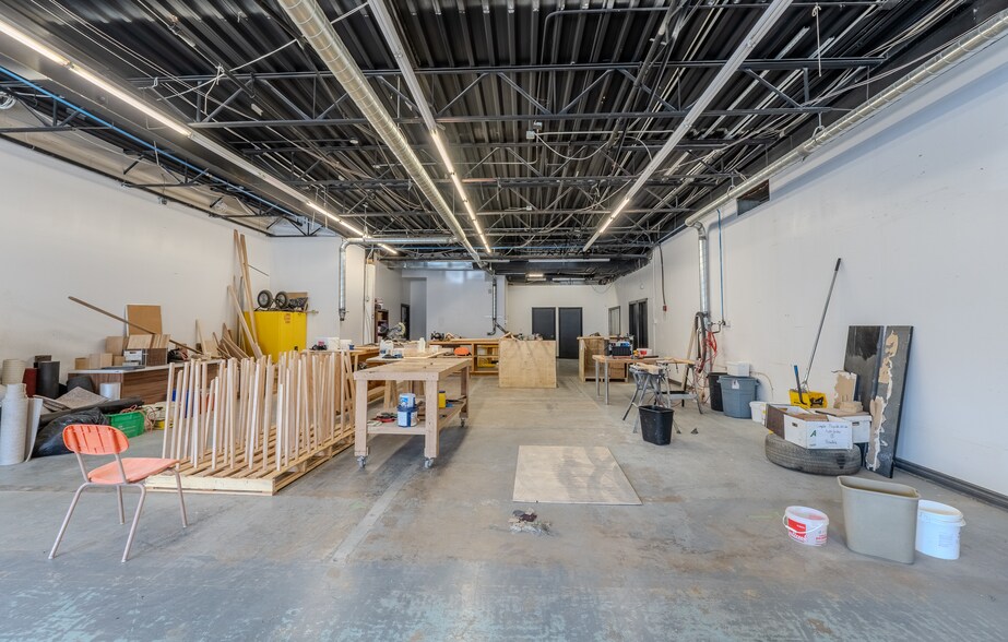 More Photos Of 8600 Pl Upton, Montréal Warehouse For Sale