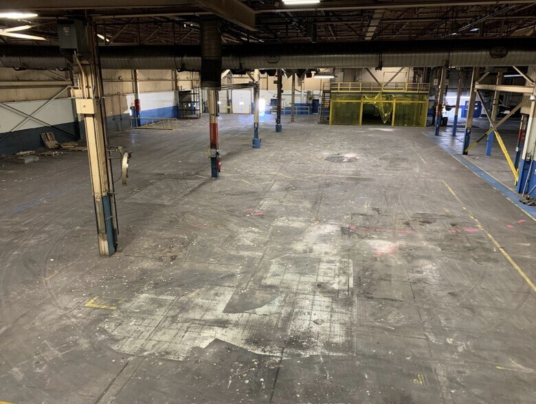 More Photos Of 1130 Wellington St, Chatham-Kent Distribution For Lease
