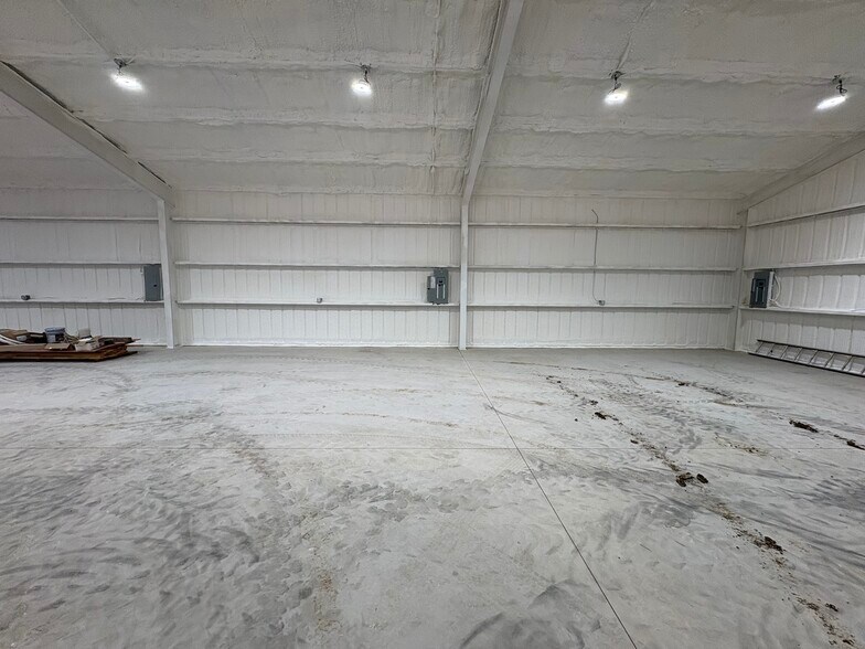 More Photos Of 130 Mission Dr, Sherman Warehouse For Lease