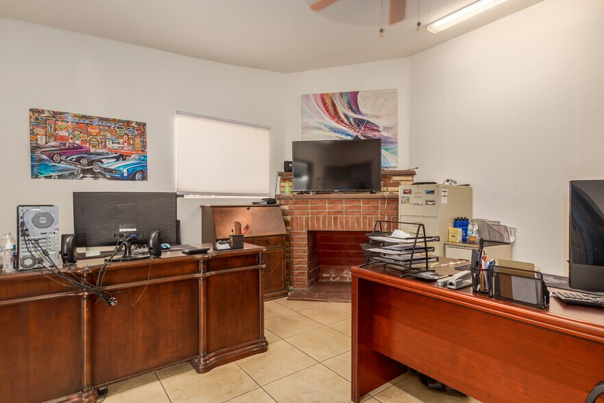 More Photos Of 906 E Broadway Rd, Phoenix Warehouse For Sale