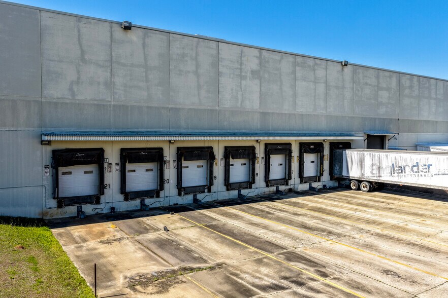 More Photos Of 121 Plantation Oaks Dr, Thomasville Distribution For Sale