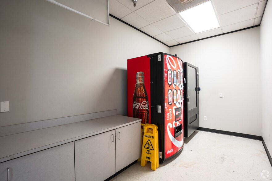 More Photos Of 10600 Corporate Dr, Stafford Warehouse For Lease