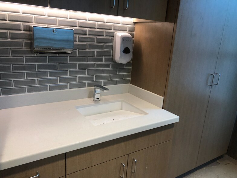 More Photos Of 370 E Main St, Hendersonville General Retail For Sale