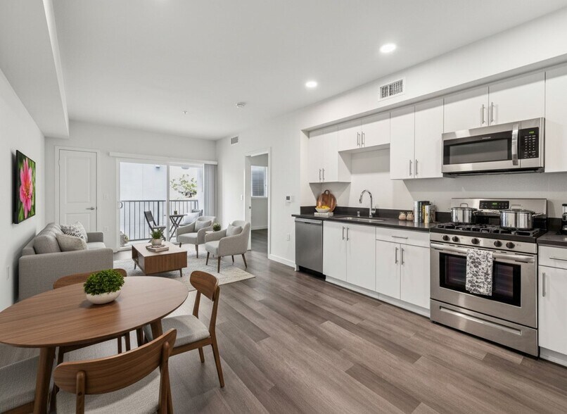 More Photos Of 10555 Bloomfield St, Toluca Lake Apartments For Sale