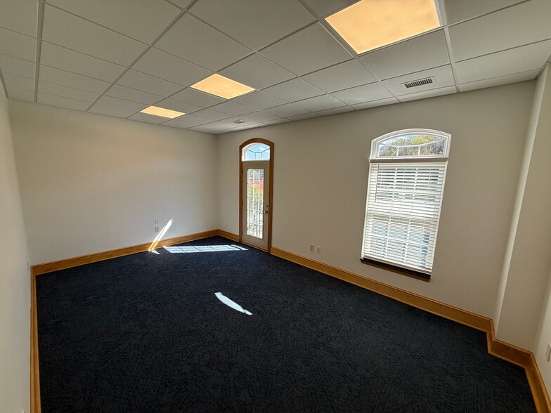 More Photos Of 870 W King St, Boone Office Residential For Lease