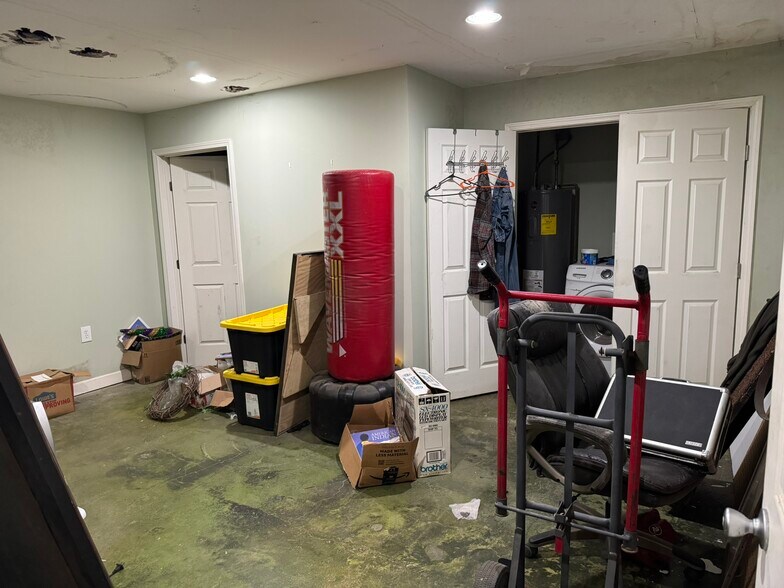 More Photos Of 96 W 27th St, Kenner Industrial For Sale