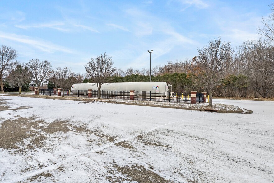 More Photos Of 11180 86th Ave N, Osseo Flex For Lease