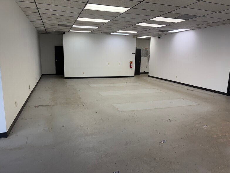 More Photos Of 1360 W Littleton Blvd, Littleton Unknown For Lease
