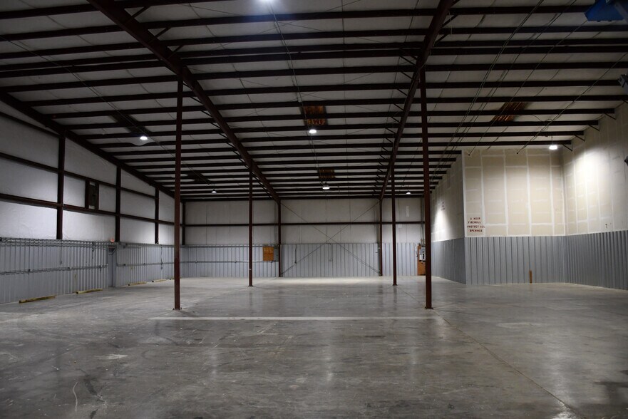 More Photos Of 1216-1228 United Dr, Raleigh Warehouse For Lease