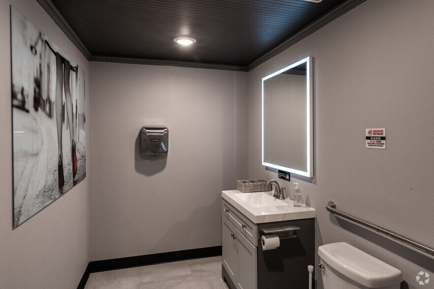 More Photos Of 10034 North Fwy, Houston Warehouse For Sale