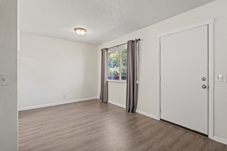 More Photos Of 2020 S Dora St, Ukiah Apartments For Sale