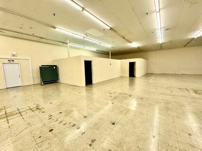 More Photos Of 3200 Roosevelt Blvd, Middletown Unknown For Lease