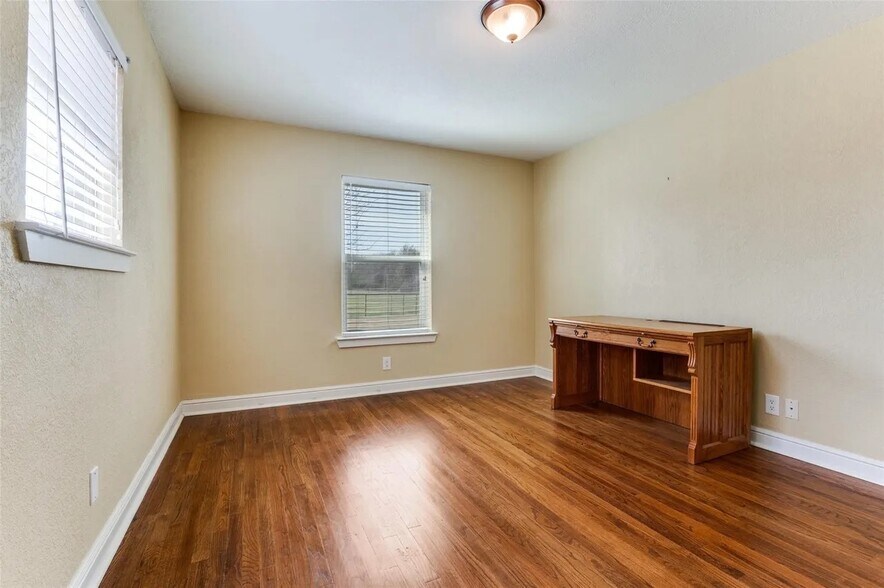 More Photos Of 1003 FM664 Ferris, TX, Red Oak Office For Sale