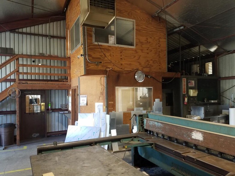 More Photos Of 1463 Mesa View St, Hemet Warehouse For Lease