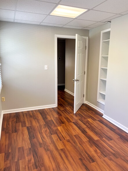 More Photos Of 609 Dutchmans Ln, Easton Office For Sale