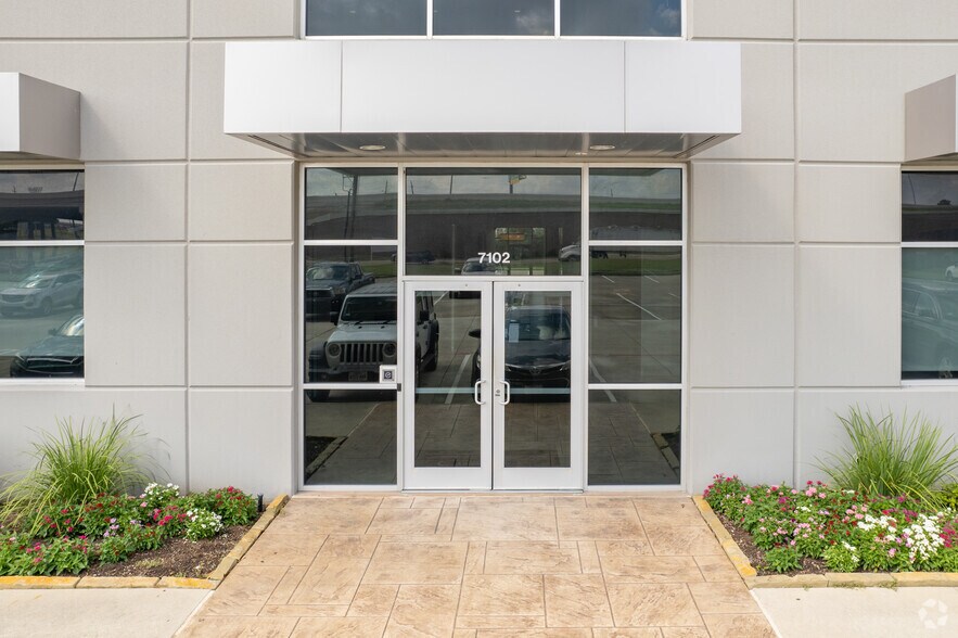 More Photos Of 7102 N Sam Houston Pky W, Houston Office For Lease
