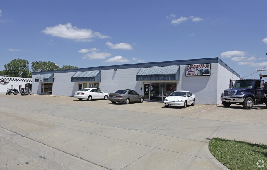 More Photos Of 7723-7729 Maplewood Ave, North Richland Hills Light Distribution For Lease