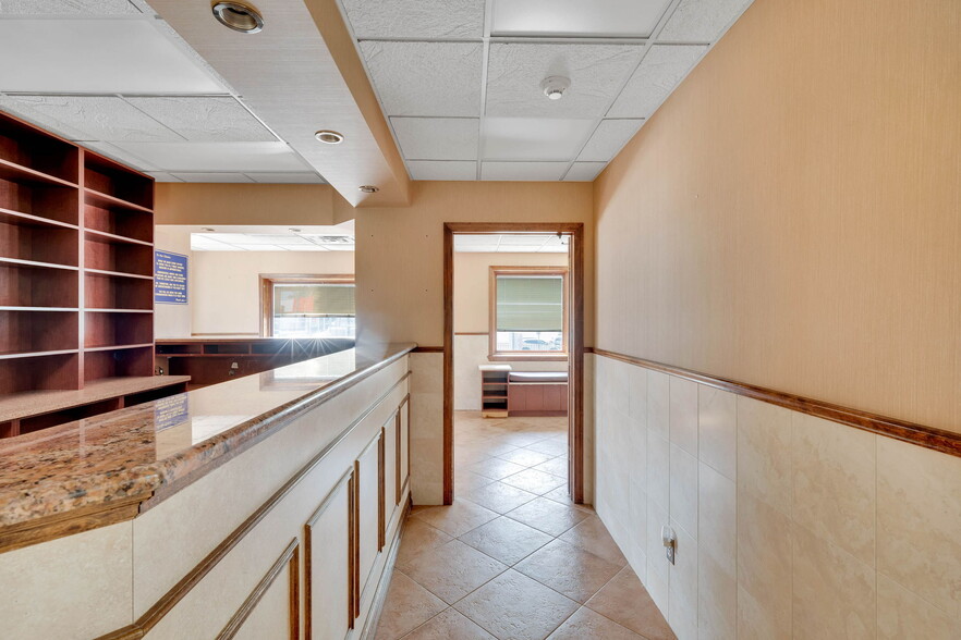 More Photos Of 73 W Merrick Rd, Valley Stream Veterinarian Kennel For Sale