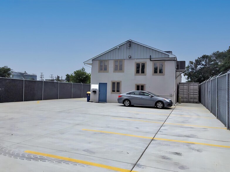 More Photos Of 1 Old Mill Ln, Newport Flex For Sale