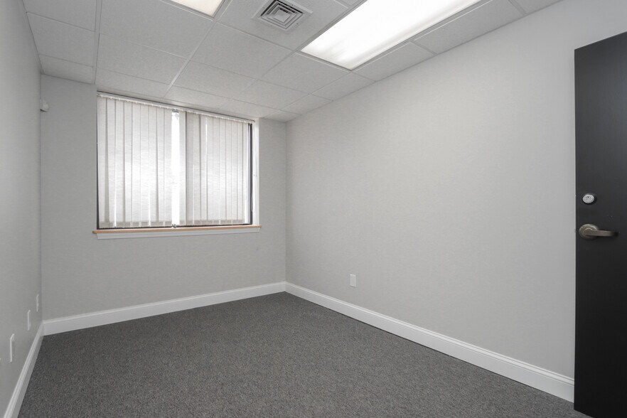 More Photos Of 939-941 E Columbus Ave, Springfield Office For Sale